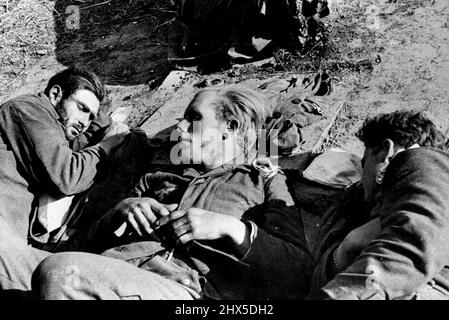 Erschöpfte Nazi-Gefangene in der Normandie: Deutsche Gefangene, die von amerikanischen Streitkräften in der Westnormanny gefangen genommen wurden, wühlen sich am Boden, um hinter den Linien zu schlafen. Sie wurden von dem grandiosen Luft- und Artilleriebeschuss, der die neue amerikanische Offensive westlich von St. Lo begleitete, erschöpft. Mehr als 4.000 deutsche Soldaten wurden in den ersten zwei Tagen der Fahrt gefangen genommen. 27. August 1944. (Foto: U.S. Signal Corps Photo). Stockfoto