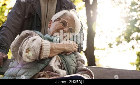 Erfülltes und zufriedenes altes Heiratskonzept. Zeit im Freien verbringen. Hochwertige Fotos Stockfoto