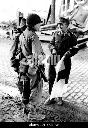 'I don't mind If I do' - Surrender - Ein deutscher Verbandhelferin, der erfreut und animiert zu einem G.I. der 87.. Division sprach, dem er sich unterwarf. 21.Mai 1945. (Foto von Acme) Stockfoto