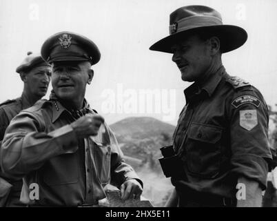 British Commonwealth Public Relations Tokyo US-Stabschef besucht Commonwealth-Division General Lawton Collins, Stabschef der US-Armee, besuchte während seines jüngsten Besuchs in Korea die erste Commonwealth-Division. Hore General Collins plaudert mit Brigadier Thomas Daly, dem neu ernannten Kommandanten der Brigade 28. Der General Officer, der die Commonwealth Division, Generalmajor A.J. Cassels, lobte, ist hinten. 16. Juli 1952. Stockfoto