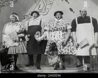 „White Christmas“. Die vier Principals von White Christmas Bing Crosby, Rosemary Clooney, Vera-Ellen und Danny Kaye singen gemeinsam den Titelsong. 24. Dezember 1954. (Foto mit einem Paramount-Bild) Stockfoto