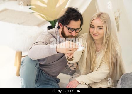 Junges Europäisches Paar Bereitet Sich Auf Elternschaft Vor Und Träumend Über Das Baby. Hochwertige Fotos Stockfoto