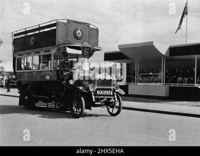 Die britische Automobilindustrie feiert ihr Jubiläum -- 1910 B Typ Bus, aktiver Dienst 1914-18 Krieg. Am 27.. Juli veranstaltete die britische Automobilindustrie eine Kavalkade und eine Ausstellung im Regents Park, London, um die 50 Jahre seit der Aufhebung des Gesetzes des Parlaments im Jahr 1896 zu markieren, in dem angeordnet wurde, dass Kraftfahrzeuge von einem Mitarbeiter fortgeführt werden sollten. Veteranen, Autos mittleren Alters und moderne Autos und andere Transportfahrzeuge in der Kavalkade zeigten die Fortschritte, die die britische Industrie in den letzten fünfzig Jahren gemacht hat, und von den Autos, die zu sehen waren, waren viele 1946 Modelle, die der Öffentlichkeit zum ersten Mal gezeigt wurden. Ihre Majestäten die Stockfoto