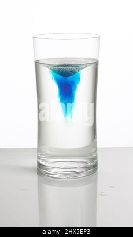 Chemische Reaktion im Glas Wasser, Nahaufnahme Stockfoto