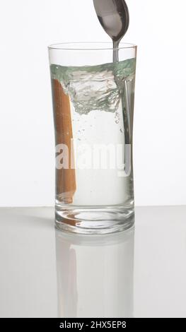 Wirbel in Glas Wasser mit Löffel, Nahaufnahme Stockfoto