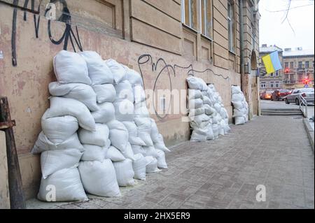 Sandsäcke auf der Straße in Lemberg inmitten der russischen Invasion der Ukraine gesehen. Stockfoto