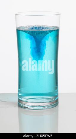 Vortex in Glas Wasser, Nahaufnahme Stockfoto