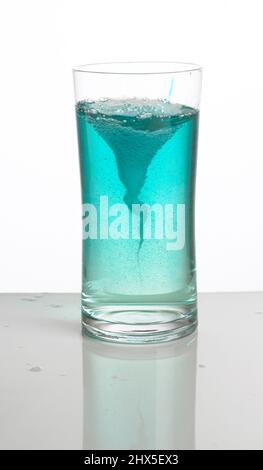 Vortex in Glas Wasser, Nahaufnahme Stockfoto
