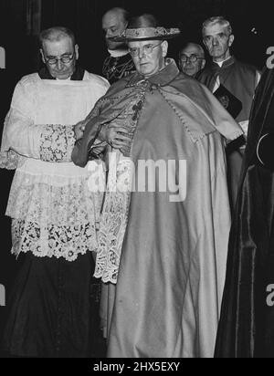 Der „geliebte Sohn“ des Papstes – Kardinal Griffins, Erzbischof von Westminster, verlässt die Westminster Cathedral, London, Nach der Päpstlichen Hochmesse, die dem Kardinal folgte, wurde Papst Pius XII. Zum 100. Jahrestag der Wiederherstellung der römisch-katholischen Hierarchie nach England und Wales auf dem Kongress als päpstlicher Legat empfangen. In seinem Ernennungsschreiben an "seinen geliebten Sohn" sagte der Papst: "Ihr Land wurde einst und aus gutem Grund eine Insel genannt, die Heilige nährte. Von frühesten Zeiten hat es viele edle Champions, die die Ansprüche der katholischen Lehre, der katholischen Einheit Stockfoto