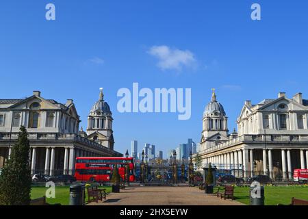 Old Royal Naval College, Greenwich, am hellen Wintertag. Ein roter Bus fährt vor dem Hotel vorbei. Erbaut 1696-1712 von Christopher Wren Stockfoto