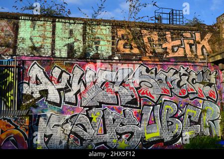 Grafitti/Street Art im Winterlicht auf dem historischen 3,45 Meilen langen Eisenbahnviadukt London Bridge-Greenwich, erbaut 1836. 60 Millionen Steine haben es geschafft Stockfoto