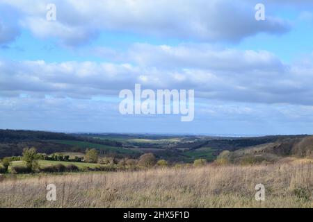 Offene Landschaft auf der Spitze der North Downs östlich von Shoreham, Kent, Anfang März, mit Blick nach Norden bis Essex. In der Nähe des Weilers der Romney Street Stockfoto