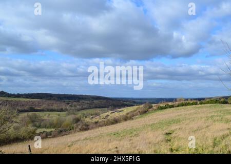 Offene Landschaft auf der Spitze der North Downs östlich von Shoreham, Kent, Anfang März, mit Blick nach Norden bis Essex. In der Nähe des Weilers der Romney Street Stockfoto