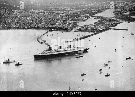 Giant Liner verlässt Port – eine Luftaufnahme des riesigen Liners Normandie, als sie am 5. Mai St. Nazare verließ. Die französische Superlinerin, 79, 280 Tonnen Normandie, ging zum ersten Mal am 5. Mai über einen Kanal, der eigens für sie durch die Loire gebaggert wurde. Sie verließ St. Nazaire nach Brest für die letzten Geschwindigkeitsversuche vor der Jungfernfahrt nach New York am 29. Mai. 3. Juni 1935. (Foto von Associated Press Photo). Während des Zweiten Weltkriegs wurde die Normandie von den US-Behörden in New York beschlagnahmt und in USS Lafayette umbenannt. Im Jahr 1942 brannte der Liner, als er zu einem Troopschiff umgebaut wurde und auf dem er kenterte Stockfoto