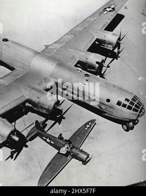 Neuer US-Superbomber, der Ziele in Japan sprengte eines der ersten Bilder der neuen US-Superfortress B-29 zeigt den riesigen viermotorigen Bomber neben einem kleinen Zielflugzeug auf einem Flugplatz in den Vereinigten Staaten am 15. Juni. 1944 gab das US-Kriegsministerium bekannt, dass die B-29, die als in der Lage beschrieben wird, eine größere Bombenlast schneller, weiter und höher als alle anderen alliierten Flugzeuge zu transportieren, die japanischen Heimatinseln von entfernten Basen im China-Burma-Indien-Kriegstheater aus sprengte. Die Superfortresses arbeiten unter einer neuen amerikanischen Luftwaffe, der US-Luftwaffe von 20., in der Art eines aeri Stockfoto