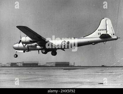 Der erste der Superforts Touch Down. 299 für Großbritannien. Einer der B29 Superforts landet hier auf dem Luftstützpunkt. Die Flugzeuge und Besatzungen wurden vom britischen Außenministerium begrüßt und vom britischen Außenministerium begrüßt. Herr Arthur Henderson. Die ersten vier B29-Superforts mit einer Reichweite von 3.000 Meilen, die Großbritannien im Rahmen des US-Militärhilfeprogramms gegeben wurden, landeten hier, nachdem sie vom Andrews Field, Maryland, aus geflogen waren. Mit den Markierungen der Royal Air Force wurden sie von amerikanischen Fliegern geflogen und bilden die Vorhut einer Flotte von 70, die nach Großbritannien geliefert wurde. 22. März 1950. Stockfoto