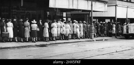 Dies war Teil der Hausfrauen Schlange in einem ihrer Geschäfte verkaufen ***** Gestern Nachmittag im Tal. Am Morgen gab es ähnliche Szenen in Geschäften. 23. April 1945. (Foto von C. Mail). Stockfoto