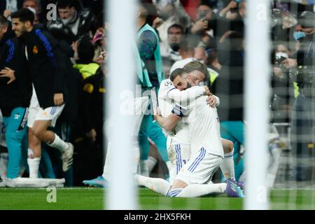 Karim Benzema von Real Madrid feiert ein Tor mit Luka Modric während der UEFA Champions League, Runde von 16 - zweite Etappe, Fußballspiel zwischen Real Madrid und Paris Saint Germain - PSG im Santiago Bernabeu Stadion am 09. März 2022, in Madrid, Spanien. - Foto: Oscar Barroso/DPPI/LiveMedia Stockfoto