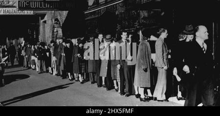 Stehen in der Schlange für Zigaretten und Tabak am Tabakkioskladen im Hyde Park in der Elizabeth Street, Sydney. 18. Juni 1946. (Foto von Fairfax Media). Stockfoto