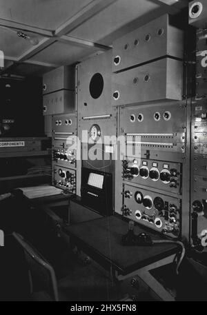 BBC Mobile Control Room, für den Einsatz im Notfall, um alle Atelierräume zu ersetzen, die außer Betrieb gesetzt werden können. Nahaufnahme der beiden Steuerpositionen. 01. Oktober 1943. (Foto von BBC). Stockfoto