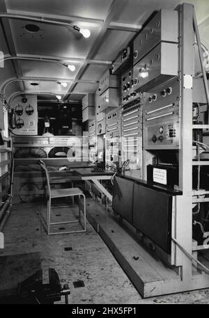 BBC Mobile Control Room, für den Einsatz im Notfall, um alle Atelierräume zu ersetzen, die außer Betrieb gesetzt werden können. Allgemeine Innenansicht. 01. Oktober 1943. (Foto von BBC). Stockfoto