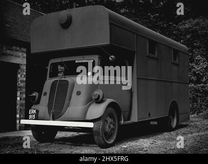 BBC Mobile Control Room, für den Einsatz im Notfall, um alle Atelierräume zu ersetzen, die außer Betrieb gesetzt werden können. Bereit für die Straße. 22. Februar 1944. (Foto von BBC). Stockfoto