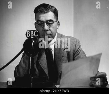 John Morris, B.C. Far Eastern Programmorganisator, der für das B.B.B.C. verantwortlich ist Service nach Japan. Außerdem gibt er Japan dreimal pro Woche einen Nachrichtenkommentar in englischer Sprache. 06. Oktober 1943. (Foto von BBC) Stockfoto