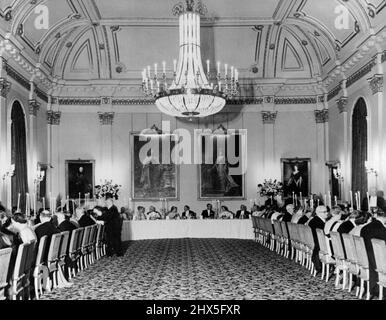 Die königlichen Besucher beim Ottawa State Dinner -- am Beistelltisch unter Porträts von König George V und Königin Mary, werden gesehen (Mitte), Prinzessin Elizabeth chattet mit Viscount Alexander. Auf der rechten Seite Premierminister St, Laurent. Auf der linken Seite von Viscount Alexander steht der Herzog von Edinburgh im Gespräch mit Lady Alexander. Prinzessin Elizabeth und der Herzog von Edinburgh, derzeit auf ihrer Kanada-Tournee, wurden bei einem Staatsessen von Generalgouverneur, Feldmarschall Viscount Alexander und Lady Alexander in Ottawa unterhalten. 15. Oktober 1951. (Foto von Fox Photos). Stockfoto