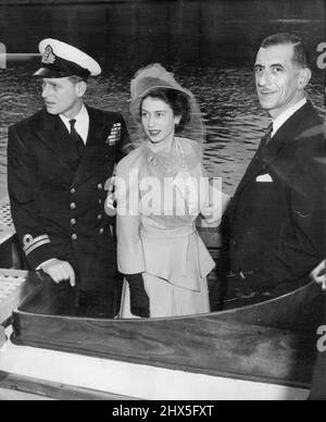 Das Königspaar segelt die seine hinauf -- Prinzessin Elizabeth und der Herzog von Edinburgh (links) werden mit Pierre De Gaulle, dem Bürgermeister von Paris, im Cockpit des Launch gesehen, als sie am Nachmittag des 15. Mai die seine hinaufsegelten, um an einem Empfang zu ihren Ehren durch die Pariser Stadtverwaltung teilzunehmen. 16.Mai 1948. (Foto von Associated Press Photo). Stockfoto