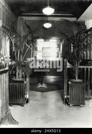 Eingang & Warteraum um 2UW Uhr Ihr Studio im State Shopping Block - der Kontrollraum ist dies das Fenster auf der Rückseite des Bildes. 30. Oktober 1933. Stockfoto
