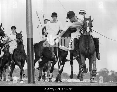 Ducal Score -- der Duke of Edinburgh, der für die Mariners spielt, erzielt heute Abend (Mittwoch) das erste Tor für sein Team im Spiel gegen Polo Cottage beim Polo-Turnier auf Smith's Lawn, Windsor Great Park. Die Königin und andere Mitglieder der königlichen Familie schauten sich das Spiel an. 15. Juni 1955. (Foto von Reuterphoto). Stockfoto