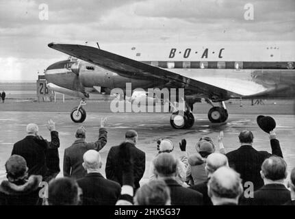 Das königliche Paar fährt auf eine Commonwealth-Tour -- die königliche Familie (in der ersten Reihe) winkt Auf Wiedersehen, während das Royal-gekoppelte Argonaut-Flugzeug die Landebahn hinunter fährt, um abzuheben. Der König ist 2. von links. Der König und die Königin und Prinzessin Margaret waren heute auf dem Londoner Flughafen, um Prinzessin Elizabeth und dem Herzog von Edinburgh zu verabschieden, die auf der ersten Etappe ihrer Tour durch Ceylon, Australien und Neuseeland per Flugzeug nach Nairobi, Kenia, aufreisten. 31. Januar 1952. (Foto von Fox Photos). Stockfoto