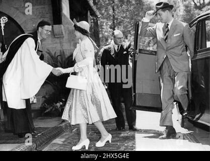 Der Duke trägt Einen weichen Hut -- T.R.H. Prinzessin Elizabeth und der Herzog von Edinburgh bei der Ankunft in der Kathedrale von Nairobi. Die Prinzessin wird vom Erzdiakon, dem Reverend Hugh Hopkins, begrüßt. Der Herzog von Edinburgh wird mit einem weichen Hut gesehen, was ungewöhnlich ist. Heute verließen ihre königlichen Hoheiten Nairobi zur Royal Lodge am Fuße des Mount Kenya, wo sie einen kurzen Urlaub verbringen werden, bevor sie in Mombassa in der „Gotik“ nach Ceylon aufbrechen. Gestern hatten sie jedoch eine weitere Runde voller Verlobung, die einen Besuch im Nationalpark beinhaltete, wo die Prinzessin einige Cine-Bilder von großem G machte Stockfoto