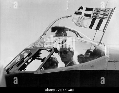 Duke besucht das Rayon Center -- den Duke bei den Kontrollen seiner Dove-Flugzeuge, der nach seinem persönlichen Standard fliegt, bevor er von Manchester aus nach London zurückkehrt. Der Herzog von Edinburgh, der sich besonders für Entwicklungen in der britischen Wissenschaft und Industrie interessiert, besuchte gestern das britische Rayon-Zentrum in Northenden bei Manchester. 12.Mai 1955. (Foto von Paul Popper Ltd.). Stockfoto