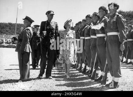 Prinzessin Elizabeth eröffnet neues South African Graving Dock -- Prinzessin Elizabeth inspiziert eine Ehrenwache der Eisenbahn- und Hafenbrigade. Prinzessin Elizabeth führte ihr erstes öffentliches Engagement auf ihrer eigenen Tour durch Südafrika durch, als sie das neue Gravierdock „Princess Elizabeth“ für Schiffe bis zu 17.000 Tonnen auf dem Buffalo River in East London eröffnete, indem sie eine Signallampe brach, die die südafrikanische Marine autorisieren sollte Zwingt Frigate 'Transvaal', das Dock zu betreten. Während der Zeremonie erhielt die Prinzessin ein Geschenk von fünf großen Diamanten (schätzungsweise wert Stockfoto