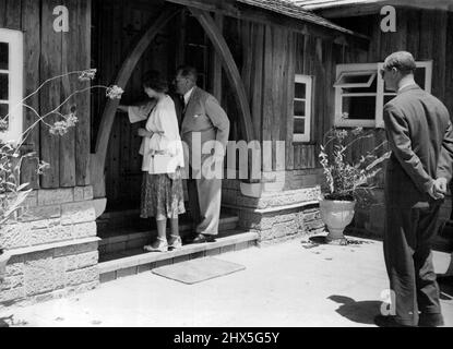 Prinzessin Elizabeth erlebt ein unbeholfenes Schloss -- Prinzessin Elizabeth sah, wie sie versuchte, die Tür der Sagana Lodge, Nyeri, Kenia, zu öffnen, als sie am Sonntag drei mit dem Herzog von Edinburgh ankam. Als der Schlüssel im Schloss steckte, musste Sir Philip Mirchell, Gouverneur von Kenia, ihr zu Hilfe kommen. Der Herzog ist rechts zu sehen. Die Lodge ist ein Geschenk der Prinzessin und des Herzogs von den Menschen in Kenia, Ein Hochzeitsgeschenk. 05. Februar 1952. (Foto von Paul Popper). Stockfoto