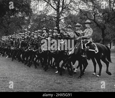 Coronation 'Mounties' probt im Hyde Park für das Royal Tournament das Kontingent der Royal Canadian Mounted Police probt heute im Hyde Park. Mit ihren berühmten scharlachroten Tuniken und breitkrempigen Hüten zeigte die Royal Canadian Mounted Police heute (Dienstag) ihren ebenso bekannten wie als Reiter im Hyde Park, London. Die 'Mounties' - die an der Krönungsprozession teilnehmen werden - probten ihre Vorstellung für das Royal Tournament, das vom 10. Bis 19. Juni im Earl's Court, London, stattfand. (Das Kontingent soll auch bei den Caledonian Games in London, White City, auf Ma auftreten Stockfoto