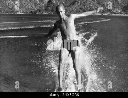 Lt. Cdr. Der Herzog von Edinburgh mit der Royal Navy - diese Fotos wurden während der Sommerkreuzfahrt der Mittelmeerflotte aufgenommen - Prinz Philipps letzte Kreuzfahrt in H.M.S. Elster, bevor er im August nach Großbritannien zurückkehrte. Ein beliebter Sport in der mediterranen Flotte ist Wasserski. Diese Aufnahme wurde von einem Strand in Marmarice in der Türkei aufgenommen: Nachdem der Herzog von Edinburgh das Schlepptau losgelassen hatte, landet er am Strand. Von einem Privatfotografen mit Genehmigung des Herzogs von Edinburgh. Prinz Philip Wasserski in türkischen Gewässern, wenn mit der Flotte. 5. August 1951. (Foto von Kamera Drücken Sie). Stockfoto