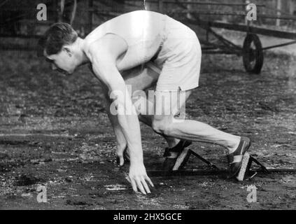 Startblöcke Für Varsity-Athleten. TD Anderson, Hürdenläufer der Universität Cambridge, steigt zu einem fliegenden Start auf dem Fenner's Ground, Cambridge, mit den neuen Blöcken aus. Eine neue Art von Startgeräten, die die Notwendigkeit des "Migging 1" erübrigt, wird von Athleten der Universität Oxford und Cambridge bei ihrem Treffen in der Weißen Stadt am Samstag verwendet werden, das Cambridge-Team nutzt sie bereits für ihr Training für die Veranstaltung. 20. März 1947. (Foto von Fox Photos). Stockfoto