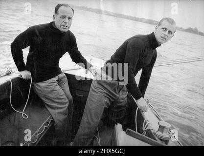 Der Herzog von Edinburgh an Bord der 'Bluebottle' -- Trimmen des Spinnakers während er vor dem Wind lief der Herzog von Edinburgh mit LT.-Commander Michael Crochton, dem Steuermann der Yacht. Die 'Bluebottle', eine Segelyacht aus Drachenglas (ca. l8ft. Lang), wurde ihren Königlichen Hoheiten Prinzessin Elizabeth und dem Herzog von Edinburgh vom Island Sailing Club überreicht. Der Duke bestritt sein erstes Rennen auf der Yacht, als er kürzlich bei einem Segelevent in Cowes in die 'Bluebottle' stieg. In der dreiköpfigen Besatzung der Yacht fungierte der Herzog als dritte Hand. Am ersten Tag wurde 'Bluebottle' zwar Dritter, aber disqual Stockfoto