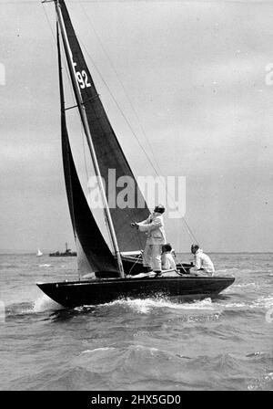 Duke of Edinburgh an der Deichsel der Bluebottle. Der Duke of Edinburgh zog sich gestern nach zehn Minuten von der Dragon-Klasse bei der Cowes Regatta zurück. Bluebottle, die Yacht, die gemeinsam mit der Queen gehört, wurde bei einer Kollision, so wird vermutet, mit einem Motorstart beschädigt. Ihr Vorschiff - Aufenthalt wurde weggetragen und sie kehrte mit ihrem Hauptsegel halb abgesenkt in den Hafen zurück. 8.Mai 1953. Stockfoto