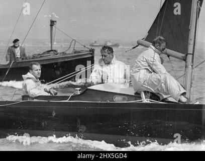 Allround-Sportler The Duke of Edinburgh an der Spitze der Yacht Bluebottle, der bei einem Rennen auf der Cowes Regatta antritt. Der Duke ist ein guter Cricketspieler und Polospieler. Bei einem Downwinderlauf bei einer Cowes-Regatta steuert der Duke of Edinburgh die Bluebottle der Dragon-Klasse, die gute Chancen hat, bei den Olympischen Spielen in Melbourne das Recht zu gewinnen. Uffa Fox ist der stählerige Kerl, der im Cockpit steht. 25. August 1953. Stockfoto