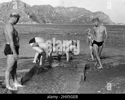 Lt. Cdr. Der Herzog von Edinburgh mit der Royal Navy im Mittelmeer - diese Fotos wurden während der Sommerkreuzfahrt der Mittelmeerflotte aufgenommen - Prinz Philipps letzte Kreuzfahrt in H.M.S. Elster, bevor er im August nach Großbritannien zurückkehrte. Ein beliebter Sport in der mediterranen Flotte ist Wasserski. Diese Aufnahme wurde von einem Strand in Marmarice in der Türkei aufgenommen: Sie bereitete die Mündung eines kleinen Baches am Strand von Marmarice vor, um ihn auf Skiern zu schießen. H.R.H. der Herzog von Edinburgh ist auf der rechten Seite zu sehen. Von einem Privatfotografen nach einer Ausstellung des Herzogs von Edinburgh. In Marmarice Stockfoto