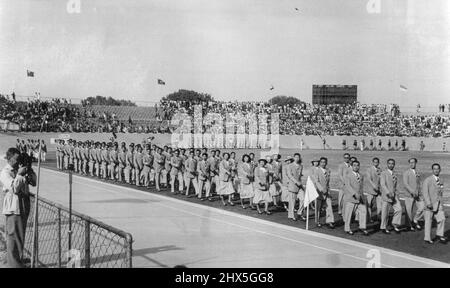 Die allgemeine marsch-Vergangenheit der teilnehmenden Teams. Der Präsident nahm ihren Gruß. Das japanische Kontingent ist im Vordergrund dieses Fotos zu sehen. Die ersten Asienspiele wurden am 4. März im Nationalstadion Neu-Delhi vom indischen Präsidenten Dr. Rajendra Prasad eröffnet. Elf asiatische Länder nehmen an den Spielen Teil, die eine Woche lang andauern. 21. Januar 1952. Stockfoto