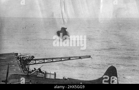 JAP Dive Bomber stürzt ins Meer, ***** - Ein schwarzer Flamm und Rauch markiert das Ende eines Jap Dive Bombers, einer von feindlichen Flugzeugen, die erfolglos versuchten, den Angriff auf Rabaul, die Festung Jap auf New Britain, am 11. November durch US-Trägerflugzeuge zu stören. 26. November 1943. (Foto von Associated Press Photo). Stockfoto