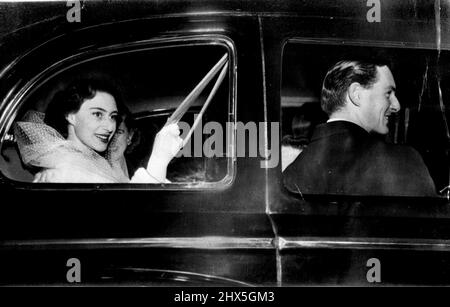 Partygänger -- Prinzessin Margaret und ihr Eskorte Lord Plunkett sind in lächelnder Stimmung in diesem Bild, das im November 1951 gemacht wurde, als sie die britische Botschaft in Paris verließen, auf dem Weg zu einer Party im Chantilly-Haus von Sir Duff Cooper und Lady Diana Cooper, gestern Lord Plunkett, Der große und gutaussehende Kapitän der irischen Garde kam als Hausgast von Prinzessin Margaret und ihrer Mutter in die königliche Lodge nach Sandringham.der 30-jährige Lord Plunkett war Margarets häufige Eskorte zu Theaterfesten im West End in London. 9. Januar 1954. (Foto von AP Wirephoto). Stockfoto