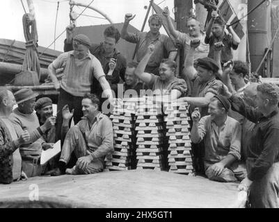 'Niagara' - Auch Bergungsszenen - Merchant Shipping. 24. Februar 1942. Am 19. Juni 1940 stand sie unter dem Kommando von Kapitän William Martin und hatte gerade Auckland verlassen, als sie gegen 3,40 Uhr, vom Bream Head, Whangarei, eine Mine des deutschen Hilfskreuzers Orion traf und um 5,32 Uhr in 121 Metern (70 Faden) Wasser sank. Die Minen waren Teil eines ausgedehnten Feldes von vertäuten Kontaktminen, das der Orion in der Nacht vom 13. Auf den 14. Juni gelegt hatte, und drei weitere Minen wurden von Minenräumern in der Gegend beseitigt. Eine geheime und große Goldsendung der Bank of England befand sich in Niagara's Stockfoto