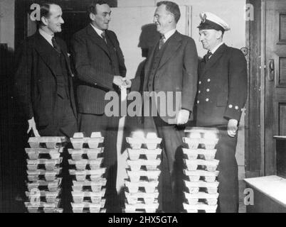 'Niagara' - Auch Bergungsszenen - Merchant Shipping. 01. März 1955. Am 19. Juni 1940 stand sie unter dem Kommando von Kapitän William Martin und hatte gerade Auckland verlassen, als sie gegen 3,40 Uhr, vom Bream Head, Whangarei, eine Mine des deutschen Hilfskreuzers Orion traf und um 5,32 Uhr in 121 Metern (70 Faden) Wasser sank. Die Minen waren Teil eines ausgedehnten Feldes von vertäuten Kontaktminen, das der Orion in der Nacht vom 13. Auf den 14. Juni gelegt hatte, und drei weitere Minen wurden von Minenräumern in der Gegend beseitigt. Eine geheime und große Goldsendung der Bank of England befand sich in Niagara's Stockfoto