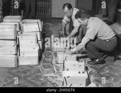 'Niagara' - Auch Bergungsszenen - Merchant Shipping. 01. März 1955. . Am 19. Juni 1940 stand sie unter dem Kommando von Kapitän William Martin und hatte gerade Auckland verlassen, als sie gegen 3,40 Uhr, vom Bream Head, Whangarei, eine Mine des deutschen Hilfskreuzers Orion traf und um 5,32 Uhr in 121 Metern (70 Faden) Wasser sank. Die Minen waren Teil eines ausgedehnten Feldes von vertäuten Kontaktminen, das der Orion in der Nacht vom 13. Auf den 14. Juni gelegt hatte, und drei weitere Minen wurden von Minenräumern in der Gegend beseitigt. Eine geheime und große Goldsendung der Bank of England befand sich in Niagara's Stockfoto