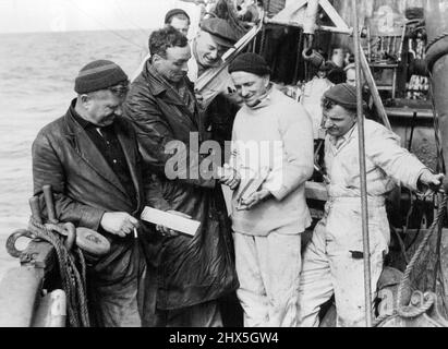 'Niagara' - Auch Bergungsszenen - Merchant Shipping. 01. März 1955. Am 19. Juni 1940 stand sie unter dem Kommando von Kapitän William Martin und hatte gerade Auckland verlassen, als sie gegen 3,40 Uhr, vom Bream Head, Whangarei, eine Mine des deutschen Hilfskreuzers Orion traf und um 5,32 Uhr in 121 Metern (70 Faden) Wasser sank. Die Minen waren Teil eines ausgedehnten Feldes von vertäuten Kontaktminen, das der Orion in der Nacht vom 13. Auf den 14. Juni gelegt hatte, und drei weitere Minen wurden von Minenräumern in der Gegend beseitigt. Eine geheime und große Goldsendung der Bank of England befand sich in Niagara's Stockfoto